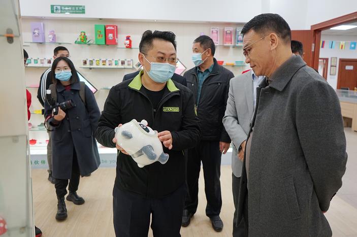 硅胶制品|东莞生产“冰墩墩”硅胶壳工厂受各级领导和媒体关注
